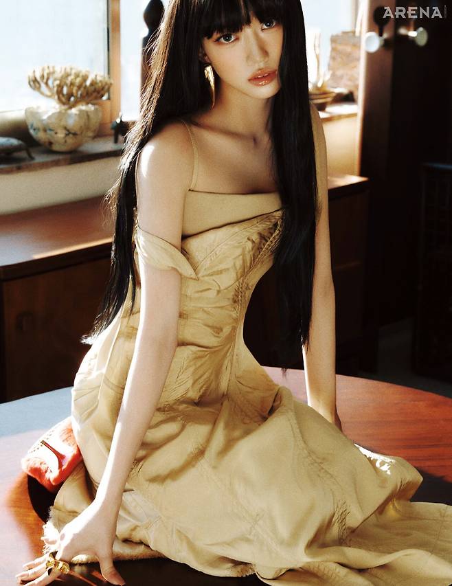 파라슈트 러플 드레스·체리 키튼 뮬샌들 힐·18K 골드로 마감한 스털링실버 소재의 이어링·조형적인 실루엣의아네모네 링 모두 가격미정 보테가베네타 제품.