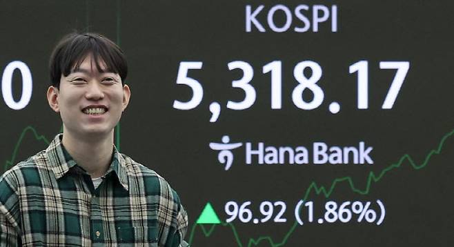코스피가 장중 5300선을 돌파한 30일 오전 서울 중구 하나은행 본점 딜링룸 전광판에 장초반 시황이 나타나고 있다.(사진=뉴스1)