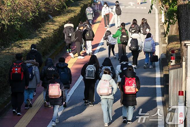 서울 시내 초등학교를 등교하는 학생들의 모습.(사진은 기사 내용과 무관함) /뉴스1 ⓒ News1 안은나 기자