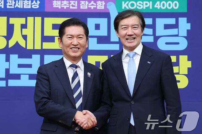 정청래 더불어민주당 대표가 지난해 11월 26일 서울 여의도 국회에서 조국 조국혁신당 대표를 접견하고 있다. 2025.11.26/뉴스1 ⓒ News1 신웅수 기자