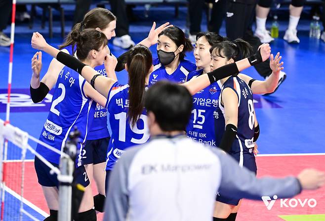 IBK 기업은행이 선두 한국도로공사를 꺾고 2연패에서 탈출했다. (KOVO 제공)