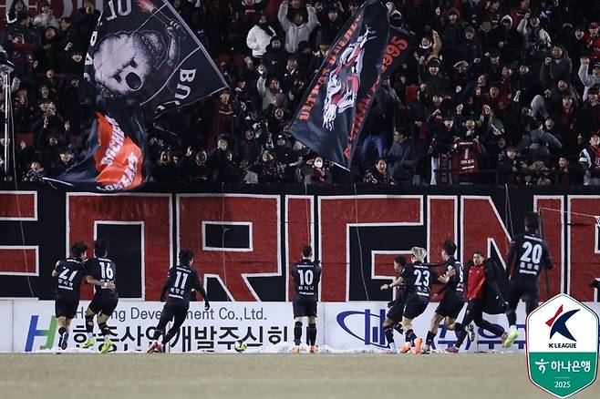 부천 선수들이 지난 12월 5일 수원FC와 승강 PO 1차전에서 바사니의 선제골에 기뻐하고 있다. 사진 | 한국프로축구연맹