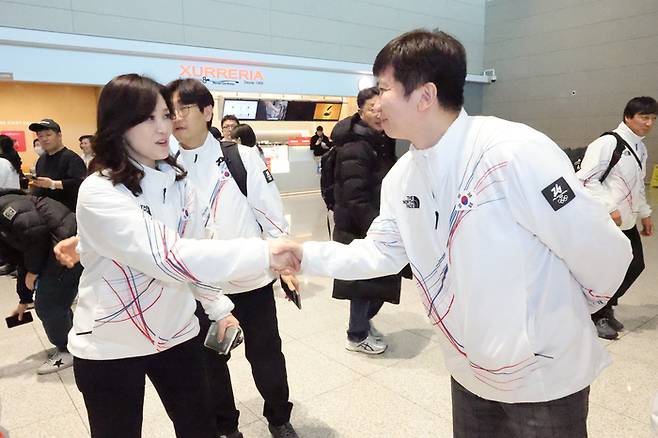 악수하는 유승민 회장과 이수경 단장. 사진 | 인천공항=연합뉴스