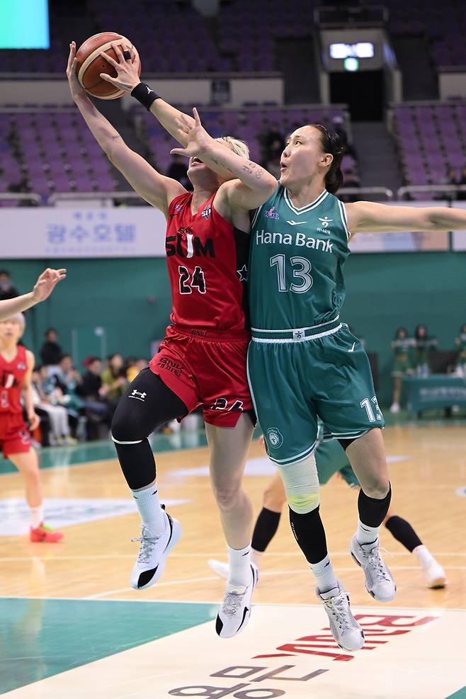 하나은행 김정은(오른쪽)이 30일 부천체육관에서 열린 BNK금융 2025~2026 여자프로농구 정규리그 BNK와 경기에서 BNK 김소니아의 슛을 블록하고 있다. 사진 | WKBL