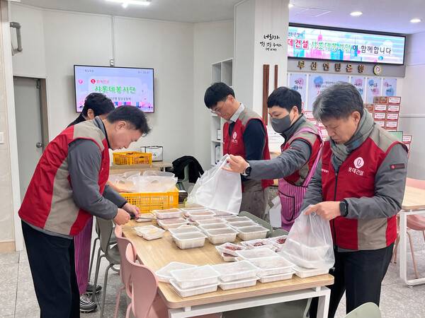 롯데건설 샤롯데 봉사단이 어르신 대상 '함께나눔데이' 봉사활동에 참여하고 있다. ⓒ롯데건설