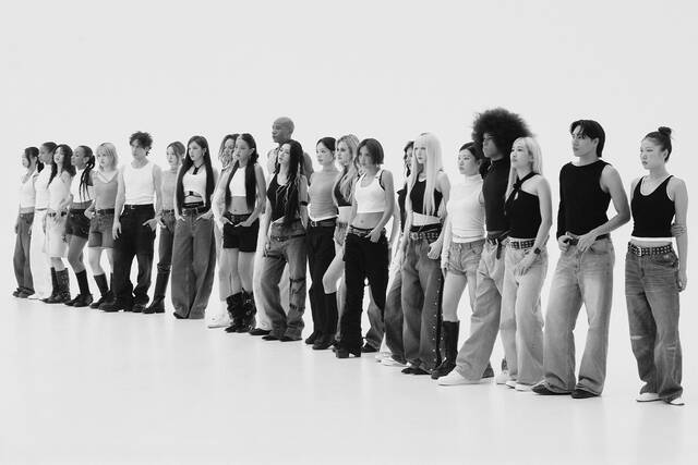 'Mono'는 즉각적인 반응을 겨냥한 곡이라기보다 길게 내다본 포석이다. 아이들이 새로운 스타일을 시도했다는 선언이 아니라, 무엇을 덜어낼 수 있는 팀이 됐는지를 보여준다. /큐브엔터