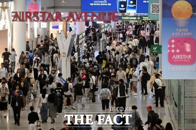 신라·신세계면세점이 반납한 인천국제공항 면세점 핵심 사업권 2곳(DF1·DF2)에 대한 신규 운영사업자 입찰을 진행한 결과 최종 롯데·현대면세점만 참여했다. 지난해 9월 추석을 앞두고 인천국제공항 제1여객터미널 면세구역이 여행객들로 북적이고 있다. /남용희 기자