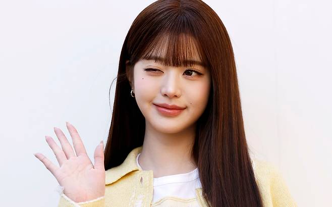 그룹 아이브 장원영이 29일 오전 서울 성동구 플라츠2에서 열린 배리 2026 컬렉션 론칭 기념 포토 행사에서 포즈를 취하고 있다. /뉴시스