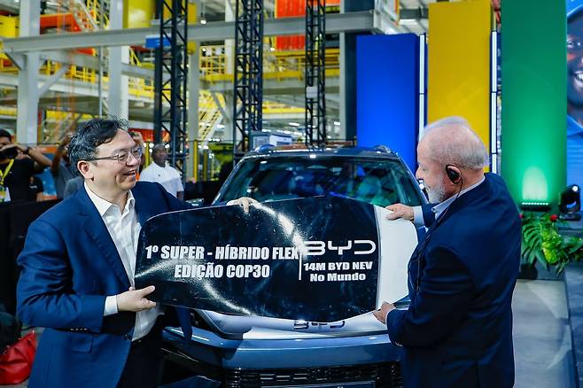 지난해 10월(현지 시각) 중국 비야디(BYD)의 왕촨푸 회장이 브라질 카마사리 전기차 공장 준공식에서 루이스 이나시우 룰라 다시우바 브라질 대통령에게 1400만번째 친환경차 '송 프로'를 전달하고 있다. 이 공장은 비야디가 아시아 외 지역에 세운 최대 규모 생산 기지다. /비야디(BYD)