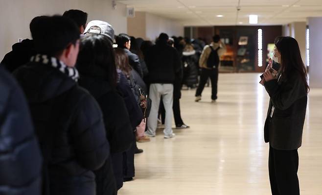 두쫀쿠 열풍이 이어지며 스타벅스가 30일부터 서울의 6개 매장에서 '두바이 쫀득롤' 판매를 시작했다. 이날 서울 종로구 리저브광화문점에서 매장 직원이 재고 수량에 맞춰 대기 인원을 파악하고 있다. /사진=연합뉴스