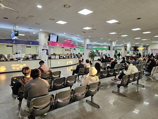 지난 11월 운전면허 갱신 당시의 도로교통공단지사 내부의 모습. 12월에는 면허 갱신 대기시간이 8시간까지 갔었다고 한다. 하지만 개정된 법령으로 올해부터는 연말 대기 해소가 기대된다.