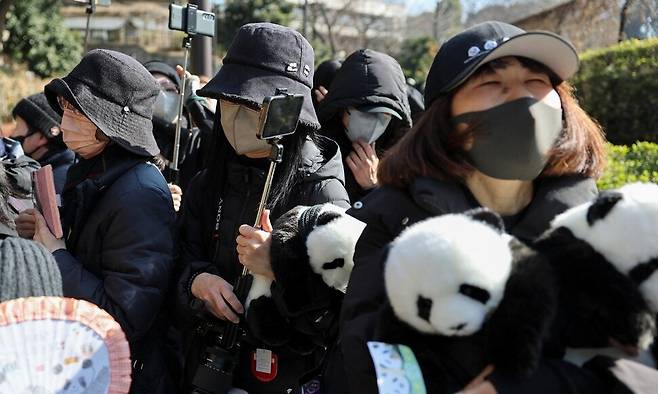 지난 27일 일본 도쿄 우에노공원 앞에 중국으로 떠나는 쌍둥이 판더 샤오샤오와 레이레이를 배웅하기 위해 사람들이 운집해 있다. 로이터 연합뉴스