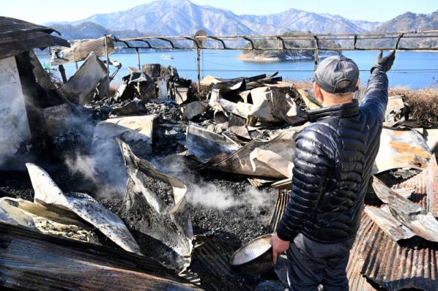 ▲ 28일 발생한 화재로 춘천시 북산면 대곡리의 주택과 창고가 전소됐다. 화재현장까지 도로가 없어 강을 따라 선박으로만 진입이 가능해 피해가 커졌다. 29일 피해 주민이 화재 진화를 위한 유일한 통로인 선착장 쪽을 바라보며 당시 상황을 설명하고 있다. 김정호 기자