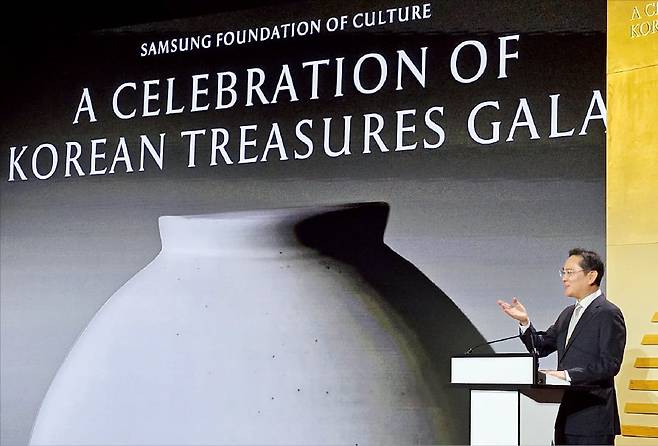 < 환영사하는 이재용 회장 > 이재용 삼성전자 회장이 28일(현지시간) 미국 워싱턴DC 스미스소니언 예술산업관에서 열린 ‘이건희 컬렉션’ 갈라 디너 행사에서 환영사를 하고 있다. /삼성전자 제공