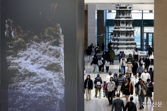 29일 서울 용산구 국립중앙박물관을 찾은 시민들이 전시를 관람하고 있다. 문재원 기자
