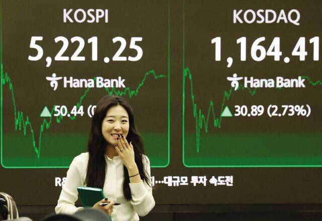 한국 증시가 연일 신기록을 쓰고 있다. 29일 코스피는 전 거래일 대비 50.44포인트 오른 5221.25로 장을 마쳤다. 코스닥 역시 30.89포인트 상승한 1164.41로 거래를 마감하며 성장세를 이어갔다. 이날 서울 중구 하나은행 딜링룸 전광판에 코스피와 코스닥 지수가 표시돼 있다. 뉴시스