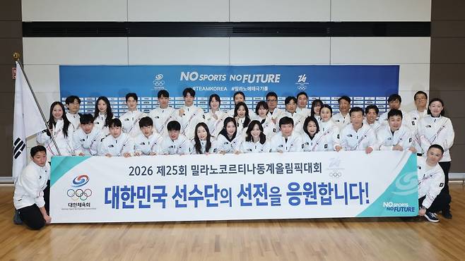 2026 밀라노·코르티나담페초 동계 올림픽에 출전하는 대한민국 선수단 본단이 30일 인천국제공항에서 출국을 앞두고 기념 촬영을 하고 있다. 연합뉴스