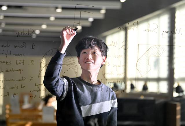 백진언(31) 고등과학원(KIAS) 허준이수학난제연구소 박사가 지난 22일 서울 동대문구 고등과학원에서 ‘소파 문제’ 증명을 적고 있다. 윤성호 기자