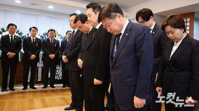 국민의힘 장동혁 대표와 송언석 원내대표 등 지도부가 30일 오전 서울 종로구 서울대학교병원 장례식장에 마련된 故 이해찬 전 국무총리의 빈소를 찾아 조문하고 있다. 사진공동취재단