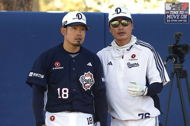 타무라 이치로(좌)와 정재훈 투수코치 / 두산 베어스 제공