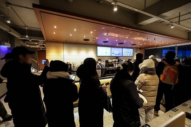 두쫀롤 오픈런 - 30일 서울 마포구 스타벅스 홍대동교점을 찾은 시민들이 스타벅스 두바이 쫀득롤을 구매하기 위해 줄 서 있다. 2026.01.30.뉴시스