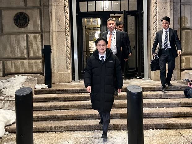 김정관 산업통상부 장관이 29일(현지 시간) 워싱턴DC 상무부 청사에서 하워드 러트닉 미 상무장관과 만난 후 청사를 빠져나오고 있다. 이태규 특파원