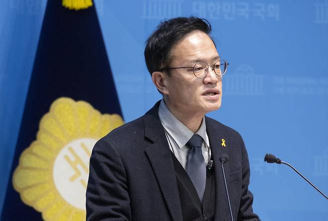 박주민 더불어민주당 의원이 한덕수 전 총리 내란 우두머리 방조 등 혐의 사건 1심 선고를 하루 앞둔 1월20일 국회 소통관에서 가진 기자회견에서 한 전 총리에 대한 실형 선고와 법정구속을 촉구하는 회견문을 발표하고 있다. ⓒ연합뉴스