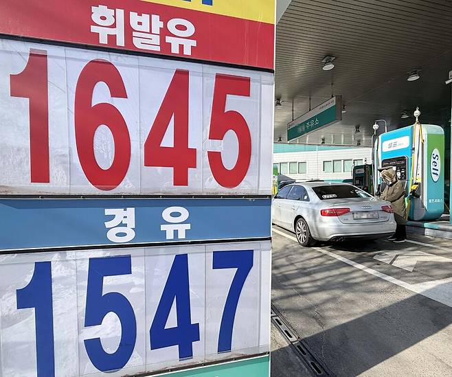 지난 25일 경기 구리의 한 주유소에 유가 정보가 게시돼 있다.ⓒ연합뉴스