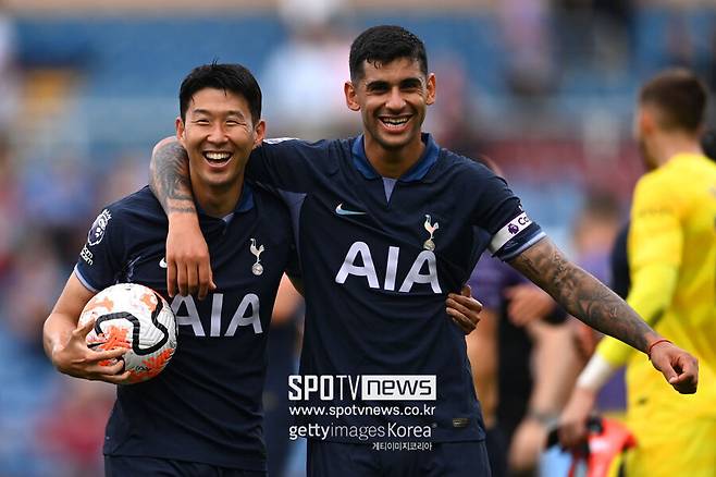 ▲ 현지에서는 자연스럽게 전임 주장 손흥민과 로메로를 비교하는 목소리가 나온다. 풋볼 팬캐스트는 "손흥민은 특유의 침착함으로 선수들을 결속시켰고, 지난 시즌 유로파리그 우승이라는 역사적인 업적을 남겼다"며 "그에 반해 감정 조절에 실패하는 로메로를 주장으로 세운 것 자체가 애초에 잘못된 선택이었을 가능성이 크다"고 지적했다.