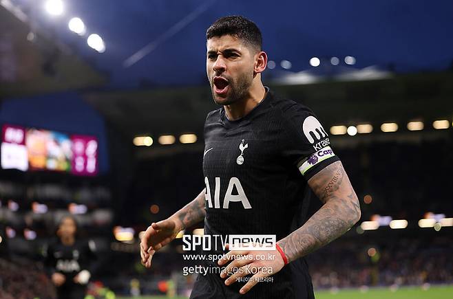 ▲ 현지에서는 자연스럽게 전임 주장 손흥민과 로메로를 비교하는 목소리가 나온다. 풋볼 팬캐스트는 "손흥민은 특유의 침착함으로 선수들을 결속시켰고, 지난 시즌 유로파리그 우승이라는 역사적인 업적을 남겼다"며 "그에 반해 감정 조절에 실패하는 로메로를 주장으로 세운 것 자체가 애초에 잘못된 선택이었을 가능성이 크다"고 지적했다.