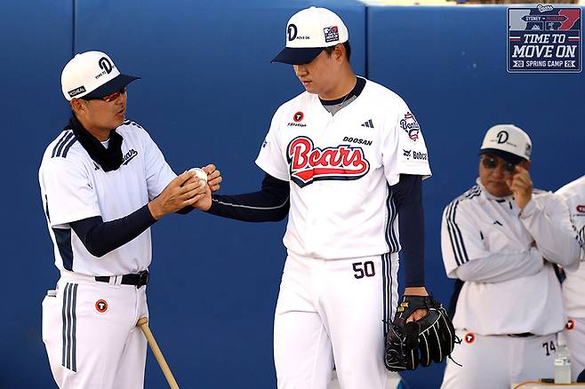 ▲ 김원형 감독(왼쪽)과 이영하. 2025시즌 종료 후 친정 두산 베어스와 FA 잔류 계약을 맺은 투수 이영하가 스프링캠프에서 빠른 페이스로 불펜 피칭을 소화하고 있다. 이영하는 올해 선발투수로 다시 복귀할 가능성이 높다. ⓒ두산 베어스