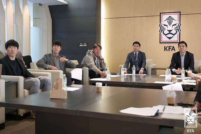 (오른쪽부터) 국가대표전력강화위원회 1차 회의에 참석한 현영민 위원장과 김호영, 김도균, 김은중, 김종진 위원의 모습. /사진=대한축구협회 제공