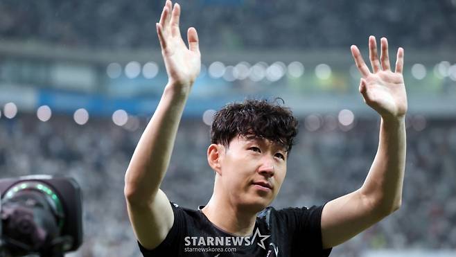 토트넘 손흥민이 지난해 8월 서울월드컵경기장에서 열린 뉴캐슬 유나이티드 경기를 마무리 한후 그라운드를 돌며 인사를 하고 있다. /사진=강영조 선임기자