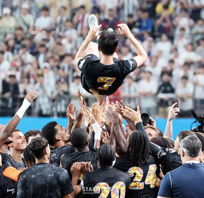 토트넘 손흥민이 지난해 8월 서울월드컵경기장에서 열린 뉴캐슬 유나이티드 경기를 마친 뒤 토트넘 동료들로부터 헹가래를 받고 있다. /사진=강영조 선임기자