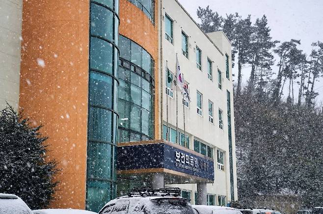 울릉군 보건의료원이 응급의료 환경 조성과 지속 가능한 의료체계 구축을 위해 75억 규모의 공모사업을 신청한다. 사진은 보건의료원 전경 모습. /황진영 기자