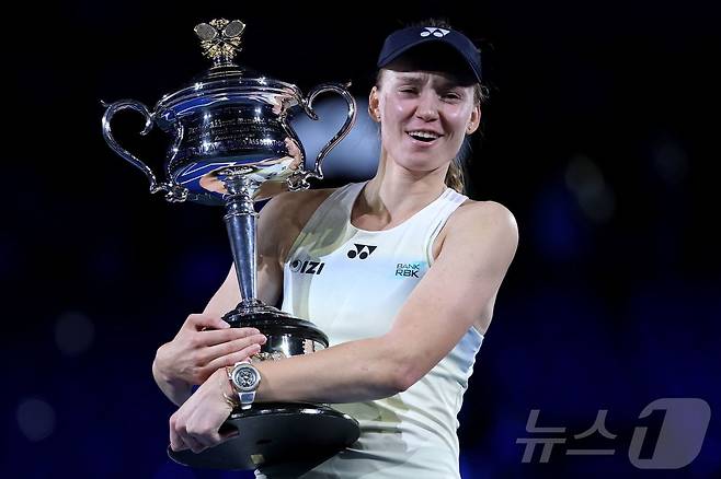 엘레나 리바키나가 31일 호주 멜버른에서 열린 2026 호주오픈 여자 단식 결승에서 세계 랭킹 1위 아리나 사발렌카를 2-1로 꺾고 우승컵을 차지했다. ⓒ AFP=뉴스1