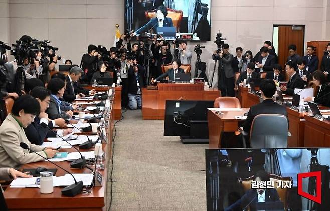 추미애 국회 법사위원장이 7일 국회에서 열린 법제사법위원회 전체회의에서 의사봉을 두드리고 있다. 2026.1.7 김현민 기자