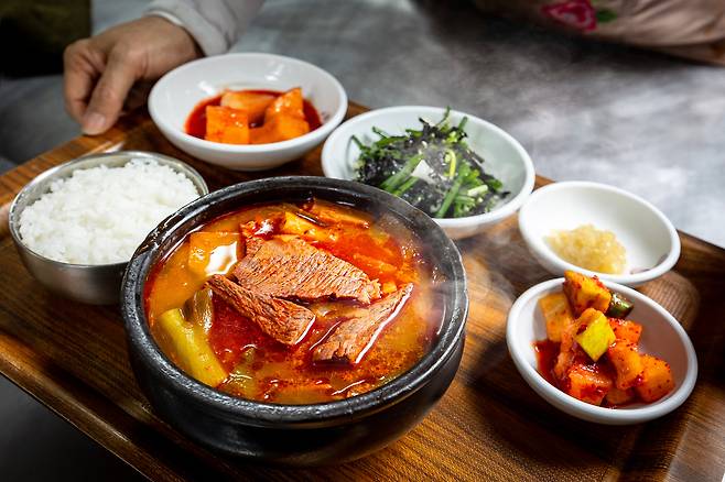 한우 사골 육수에 양지·대파·무를 넣어 끓이는 ‘벙글벙글식당’ 육개장./이건송 영상미디어 기자