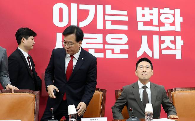 29일 국회에서 열린 국민의힘 최고위원회의에서 우재준 청년최고위원이 장동혁 대표와 송언석 원내대표 뒤로 이동하고 있다. 연합뉴스