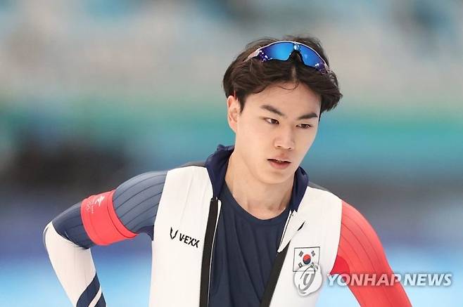 2022 베이징동계올림픽 스피드스케이팅 남자 1,500m 동메달리스트인 김민석이 음주 후 차량을 끌고 진천선수촌에 입촌하다 사고를 냈다. 대한빙상경기연맹 등에 따르면, 김민석은 22일 밤 대표팀 동료 3명과 함께 선수촌 인근에서 저녁 식사를 하면서 음주한 뒤 개인 차량에 동료 선수들을 태우고 선수촌에 입촌하는 과정에서 선수촌 내 도로 보도블록 경계석과 충돌하는 사고를 냈고, 선수촌 관계자에게 음주한 사실이 적발됐다. 연합뉴스