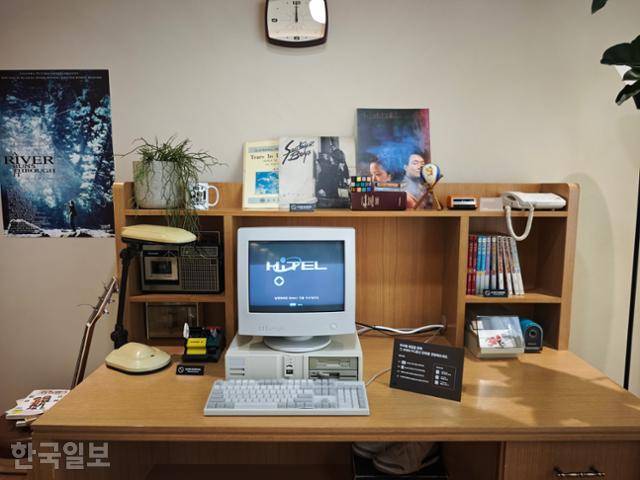 26일 서울 종로구 KT 광화문빌딩 웨스트 2층 '온마루'에 1990년대를 그대로 옮겨놓은 듯한 공간이 마련되어 있다. 김진욱 기자