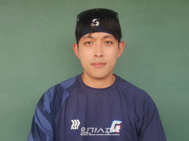 황성빈이 31일 대만 타이난 1차 스프링캠프 현장에서 취재진과 인터뷰에 앞서 포즈를 취하고 있다.IS포