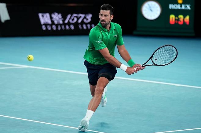 30일 호주오픈 준결승전에서 경기하는 조코비치. AP=연합뉴스