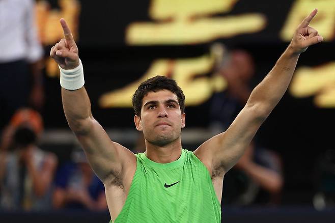 30일 호주오픈 결승 진출을 확정하고 기뻐하는 알카라스. 로이터=연합뉴스