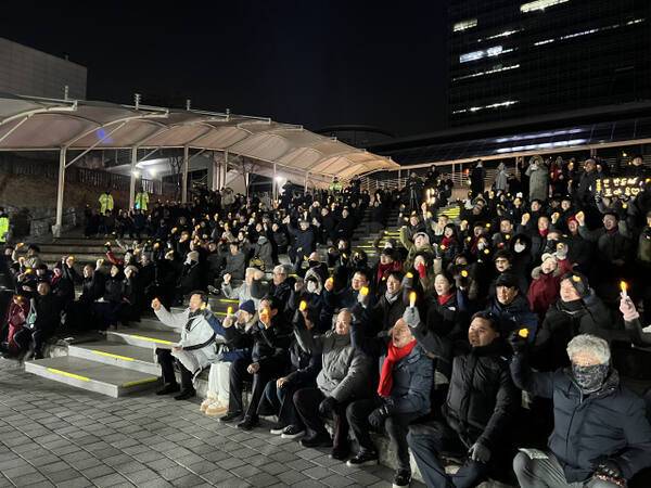 31일 오후 7시께 용인시청 야외음악당에서 용인 반도체 국가산단 이전 반대 시민추진위원회가 '용인 반도체 국가산단 사수 촛불문화제'를 열고 “국가산단 이전 반대”를 외치고 있다. 박소민기자