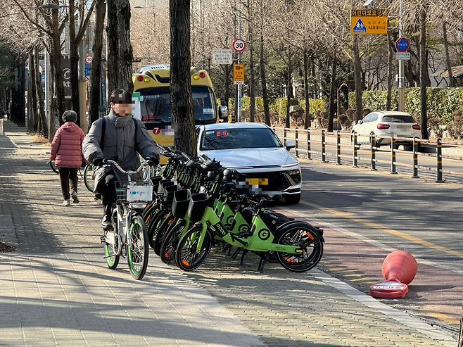 29일 오후 서울 노원구 당현천 주변 거리, 자전거 전용차로에 주차된 차량을 피해 자전거가 이동하고 있다. 김광우 기자.