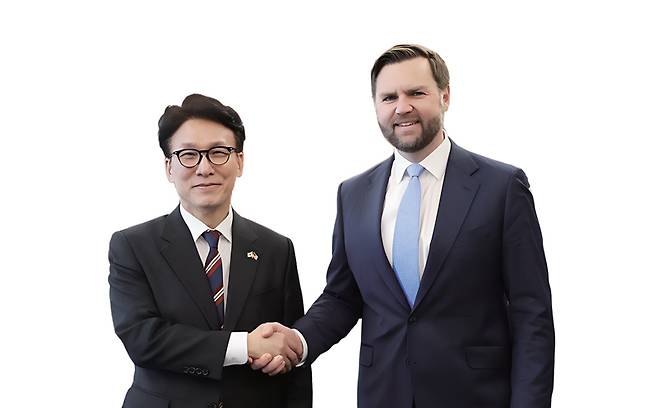  김민석 국무총리가 1월23일(현지시간) 미국 워싱턴DC 백악관에서 JD 밴스 부통령과 면담에 앞서 기념 촬영을 하고 있다. ⓒ 연합뉴스 