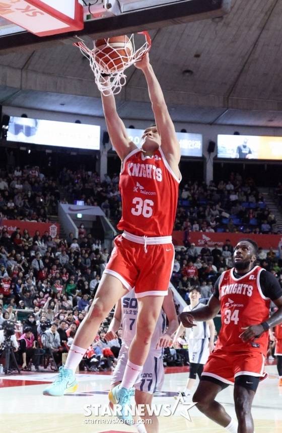 에디 다니엘이 덩크슛을 성공하고 있다. /사진=김진경 대기자