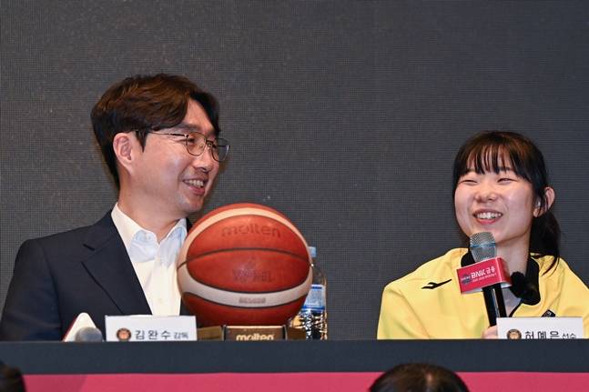 개막 미디어데이에 나선 김완수 감독(왼쪽)과 허예은. /사진=WKBL