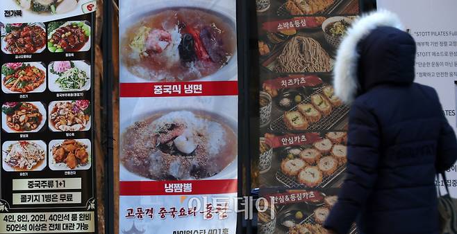 서울 지역 외식 물가가 인건비와 원재료 가격, 환율 상승의 영향으로 오름세를 이어가고 있다. 12월 25일 한국소비자원 가격정보포털 '참가격'에 따르면 지난달 기준 서울 소비자 선호 외식 메뉴 8개 평균 가격은 지난해 11월보다 3~5%대 상승했다. 김밥은 3500원에서 3700원으로 5.7% 올랐고, 칼국수는 9385원에서 9846원으로 4.9%, 김치찌개 백반은 8192원에서 8577원으로 4.7% 각각 상승했다. 주로 가격 부담이 적어 서민들이 즐겨 찾던 메뉴를 중심으로 인상 폭이 컸다. 사진은 이날 서울 시내의 음식점. (고이란 기자 photoeran@)